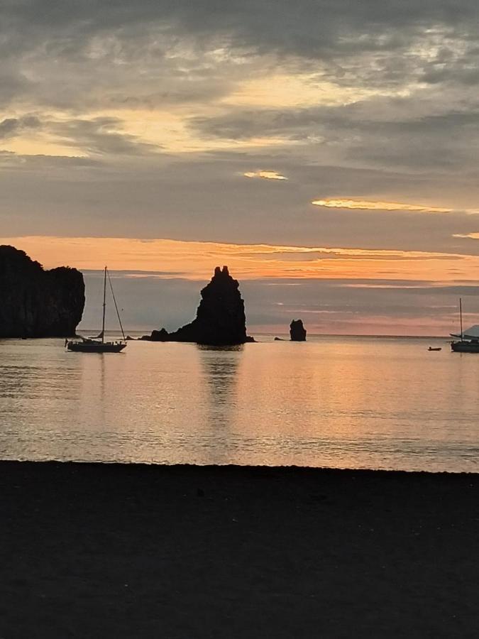 Menichetta 4 Posti Bilo Con Piscina Gratuita Dall' 11 Luglio Al 31 Agosto Vulcano  Esterno foto